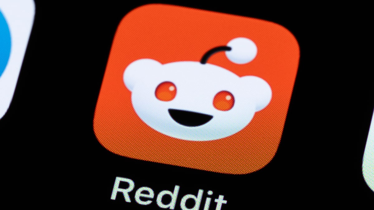 Reddit cracks down on AI bots [Video]