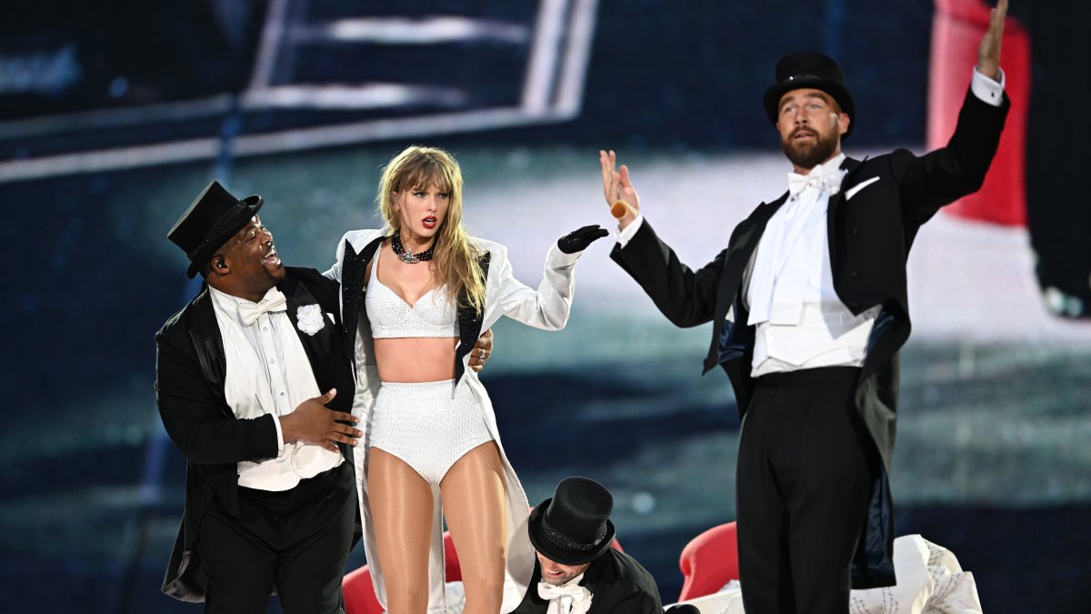 Travis Kelce has best reaction to Taylor Swift cutout at London bar  NBC Boston [Video]