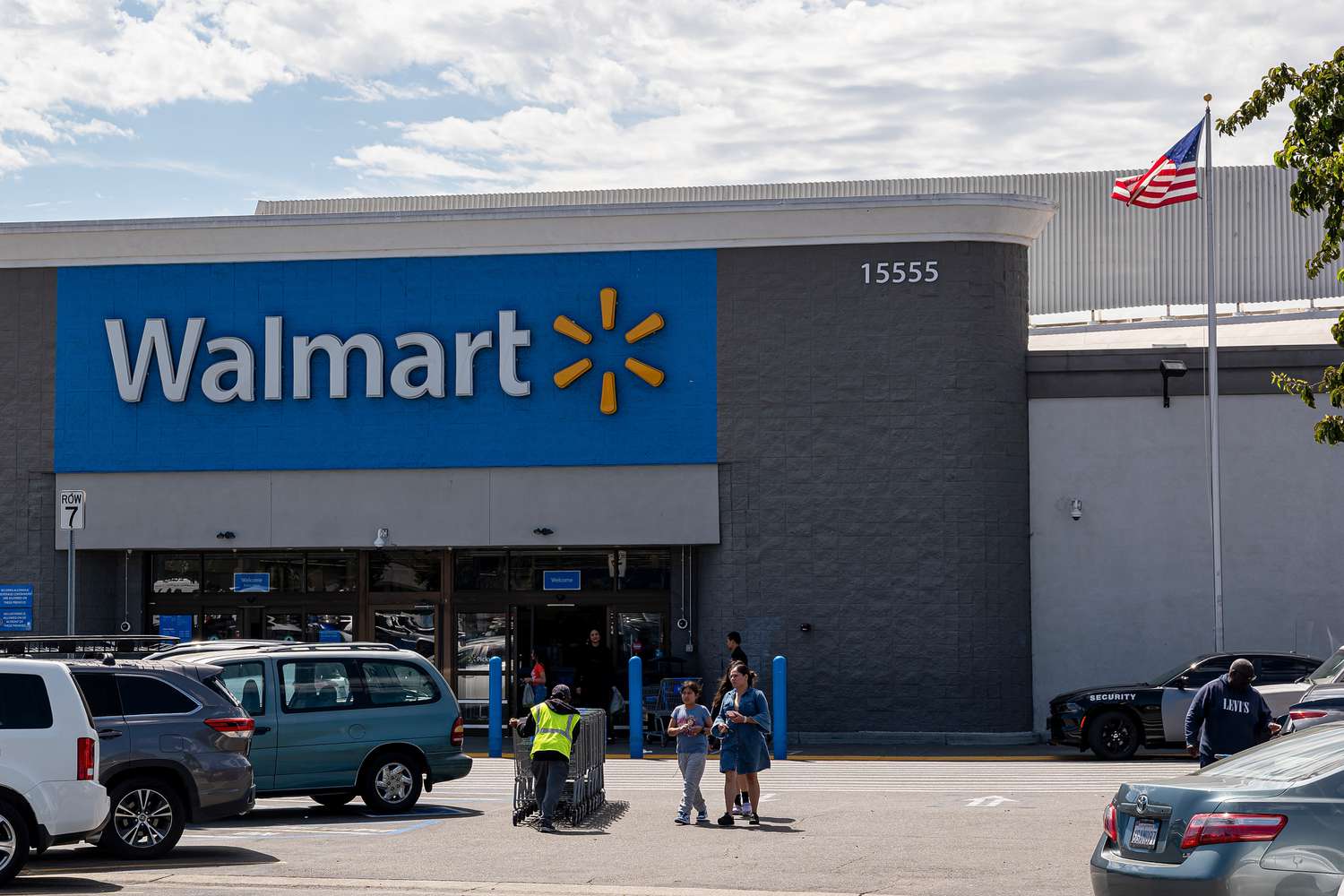 How Walmart Can Benefit From AI and Automation [Video]