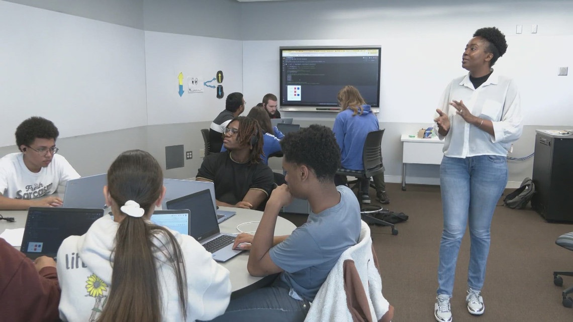 Cleveland high school students explore quantum computers, A.I. | Growing STEM [Video]