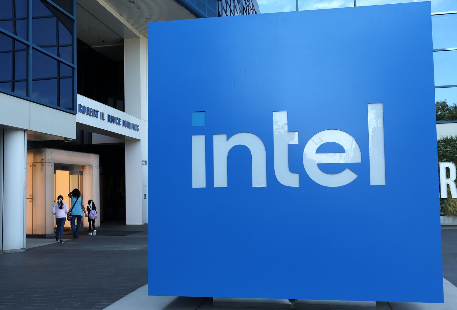 Intel Stock Plunges on Wider-Than-Expected Loss, Layoffs To Cut Costs [Video]