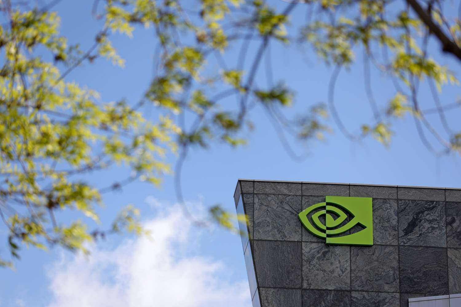 Nvidia Stock Rebounds as Analysts Highlight AI Leadership, Despite Reported Chip Delay [Video]