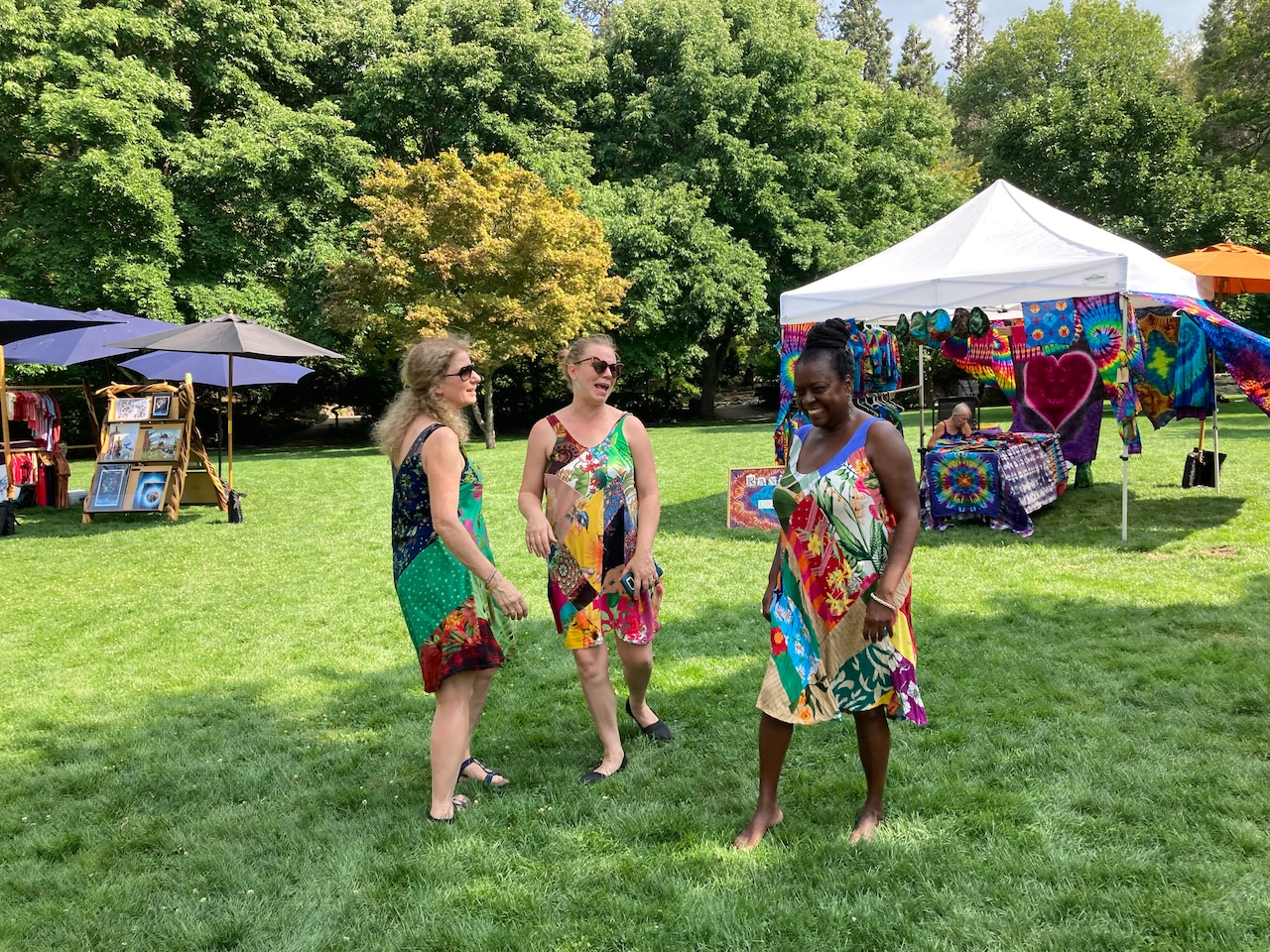 Meet the maker behind the prized Luciene dresses at this Oregon artisans market [Video]