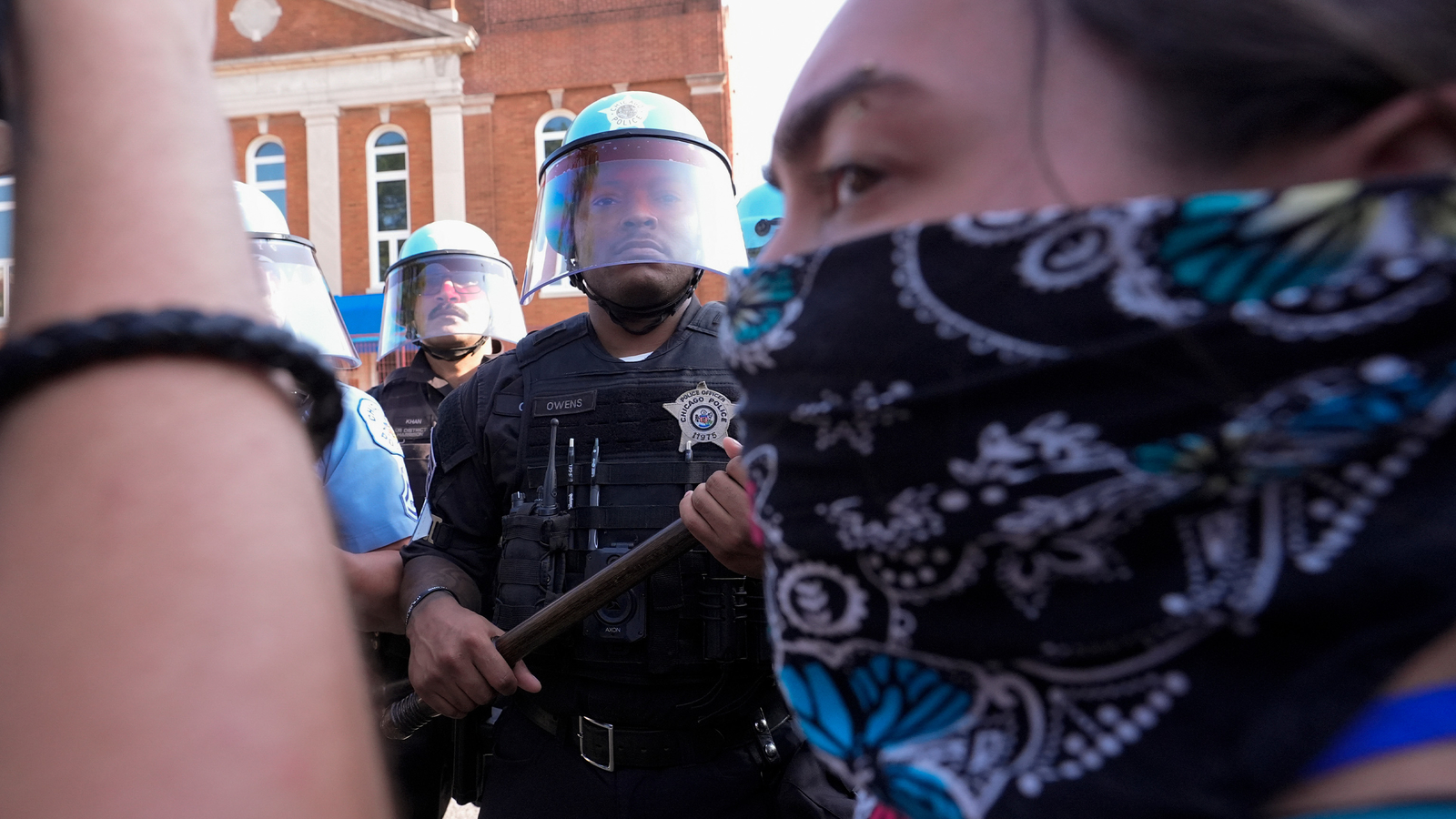 DNC protests: Fence line breached near United Center after protesters march from Union, Humboldt parks [Video]