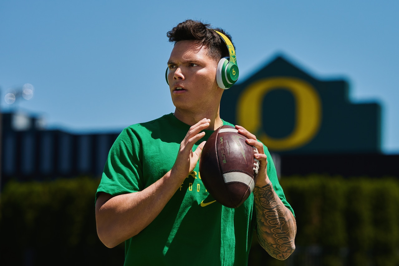 Oregon Ducks quarterback Dillon Gabriel inks NIL deal with Beats [Video]