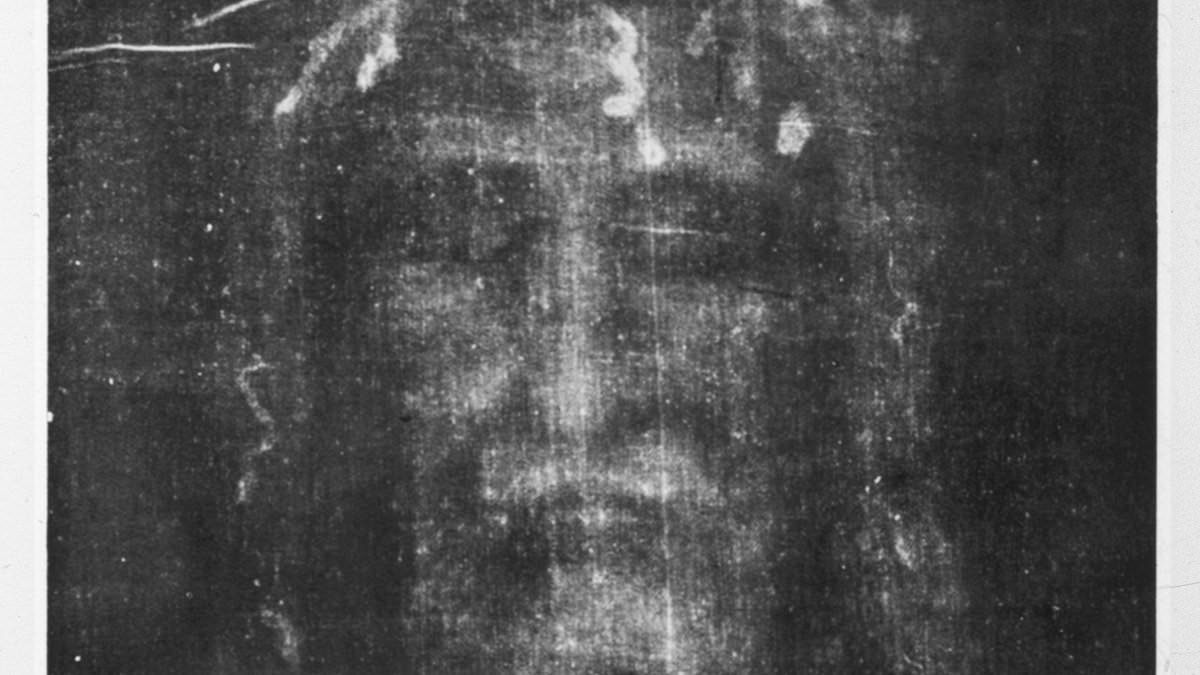 Is this the real face of Jesus? AI unveils image based on the Turin Shroud – as scientists claim to have new evidence the cloth was used to wrap the body of Christ after his crucifixion [Video]