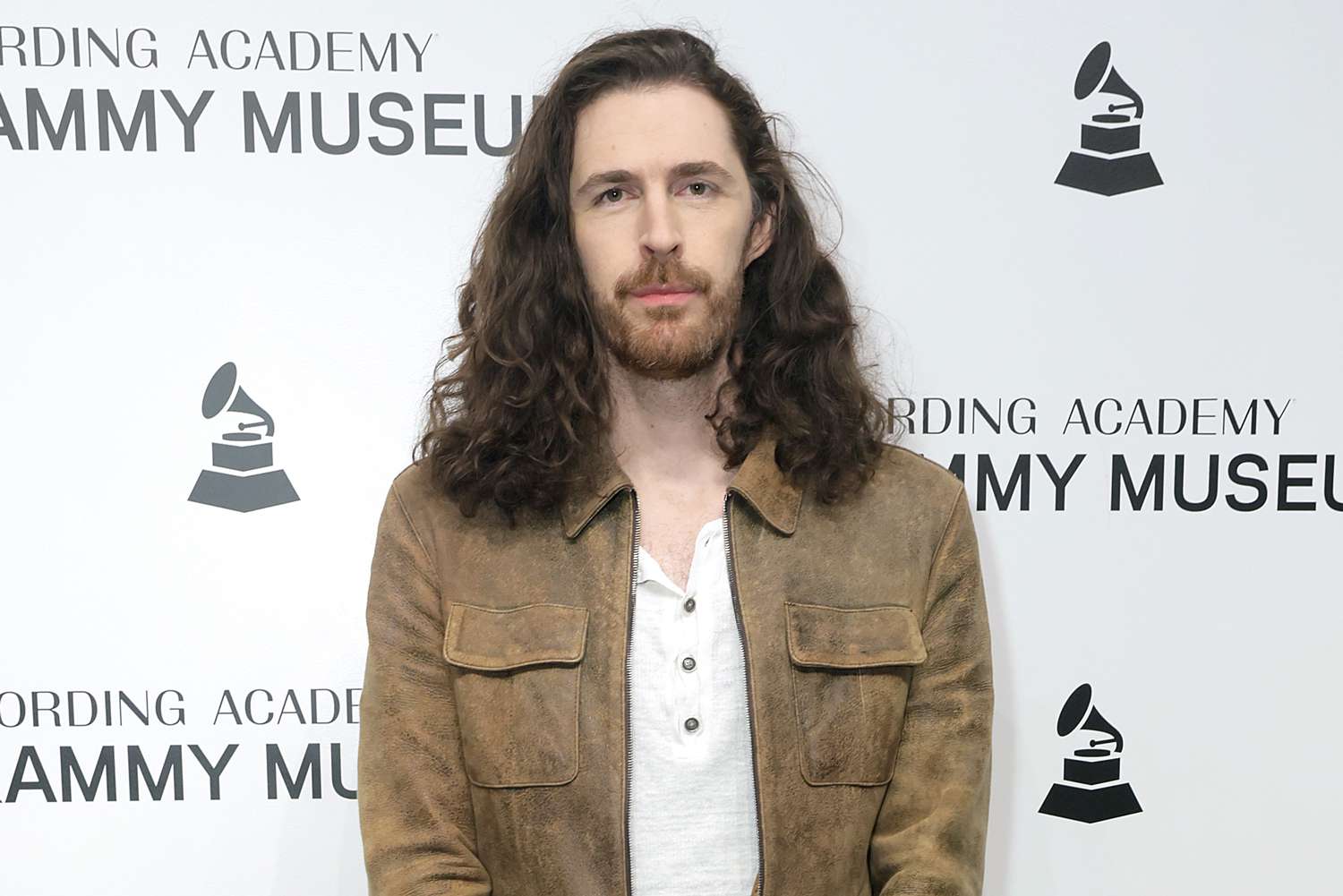 Hozier Recalls Bleeding on a Hungover Flight While Sitting Next to Cillian Murphy [Video]