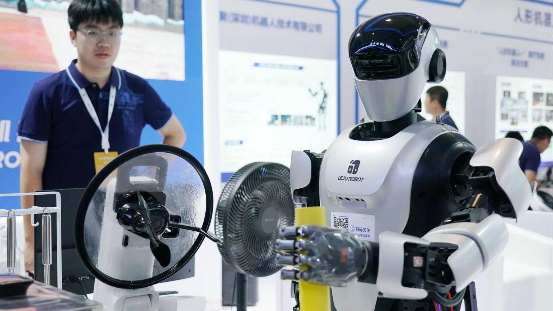 Robot chef shows off its cooking skills by preparing vegetables for humans to eat at World Robot Conference in Beijing [Video]