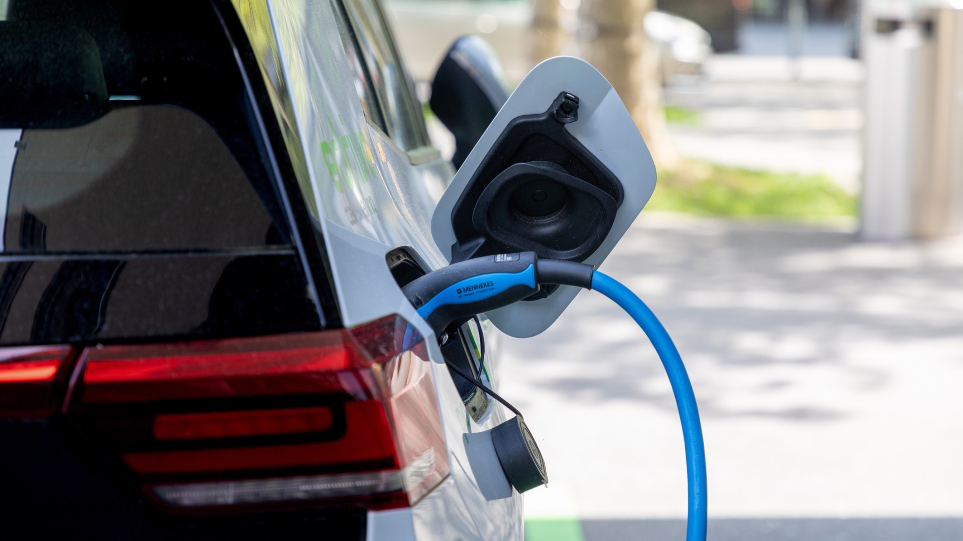 EV drivers can spend 5 times less than filling up with petrol with a simple change [Video]