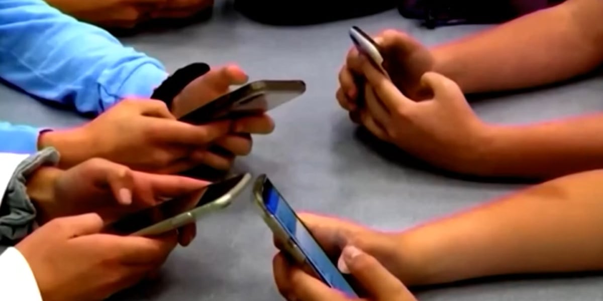 Education advocates expect lawmakers to propose school cell phone ban next session [Video]