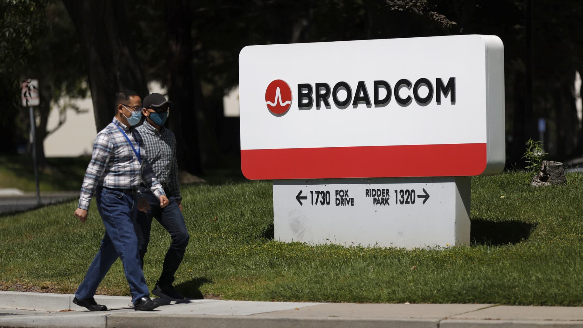 Why Broadcom is tumbling after an earnings beat  and how to play dip [Video]