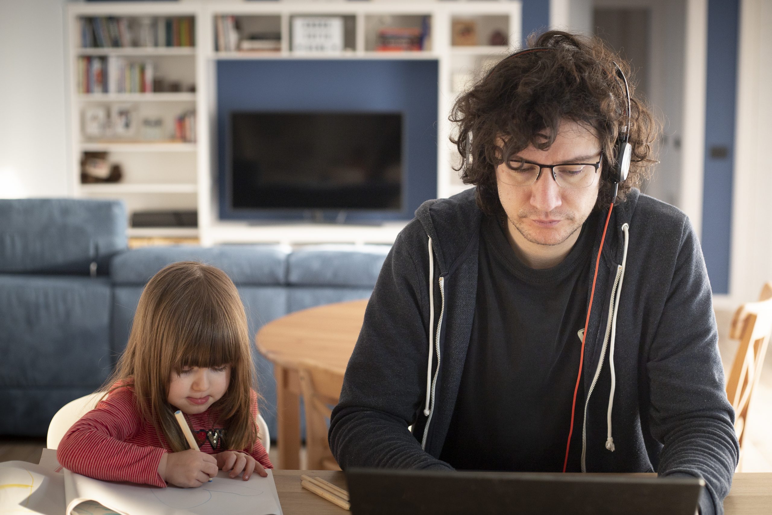 5-Year-Old Girl Photobombs Dad’s Work Meeting, CEO Decides To Take Action [Video]