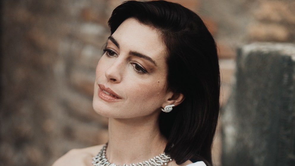 Anne Hathaway Revealed All the Beauty Products She Carries in Her Bag [Video]