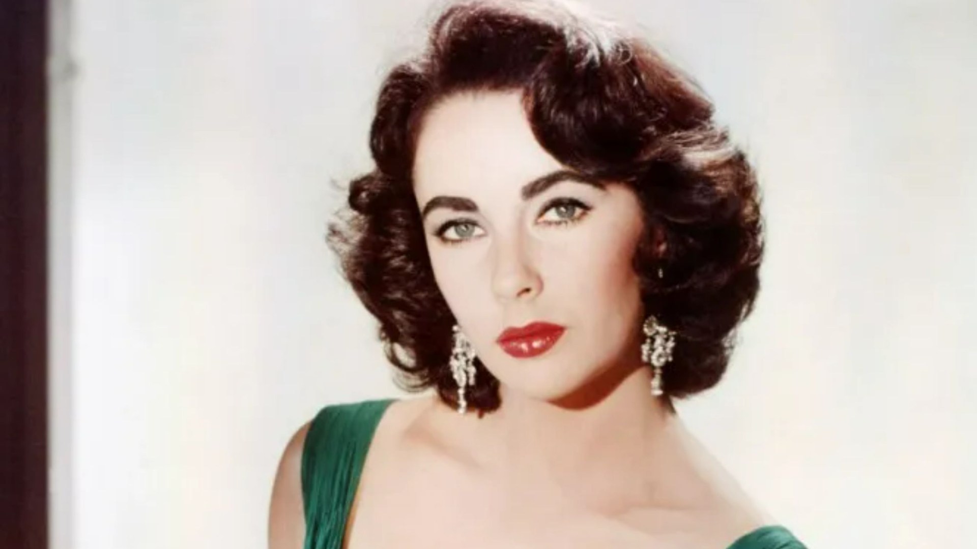 The story of Elizabeth Taylor’s rise to fame during Hollywoods Golden Age [Video]