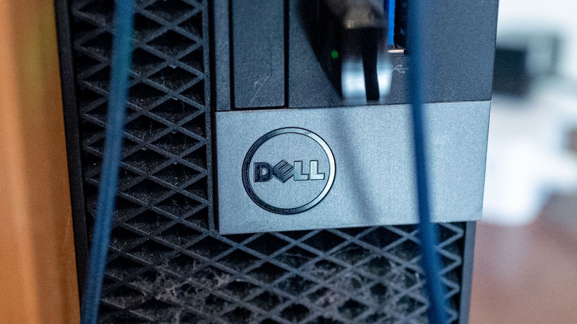 Goldman sees nearly 40% upside for Dell on AI server demand, PC refresh [Video]