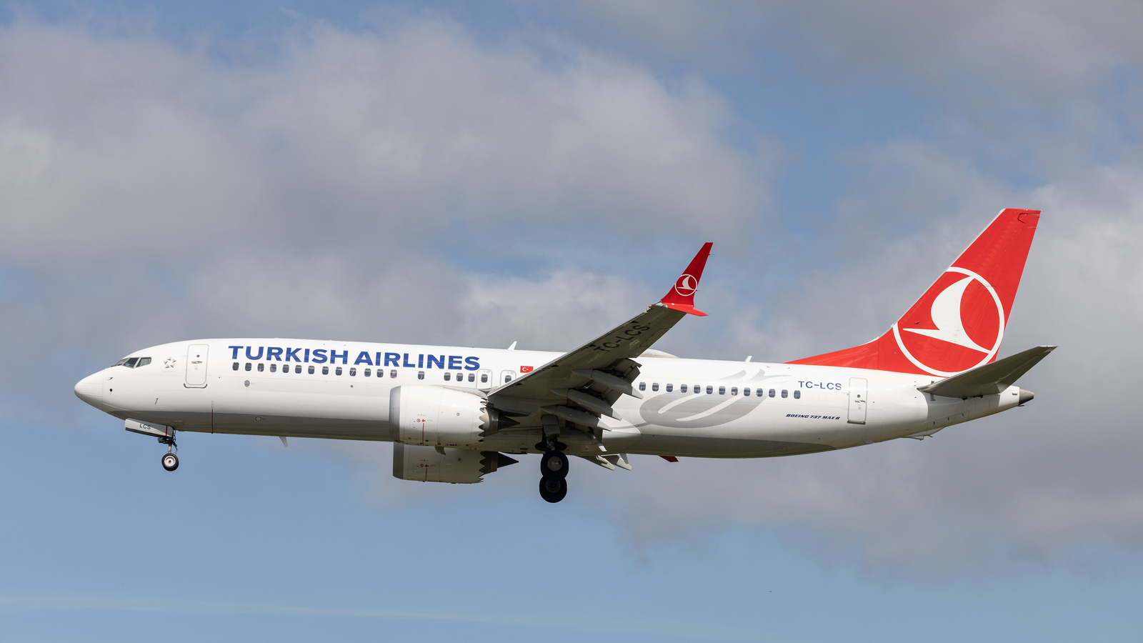 Turkish Airlines flight makes emergency landing in New York after pilot dies [Video]