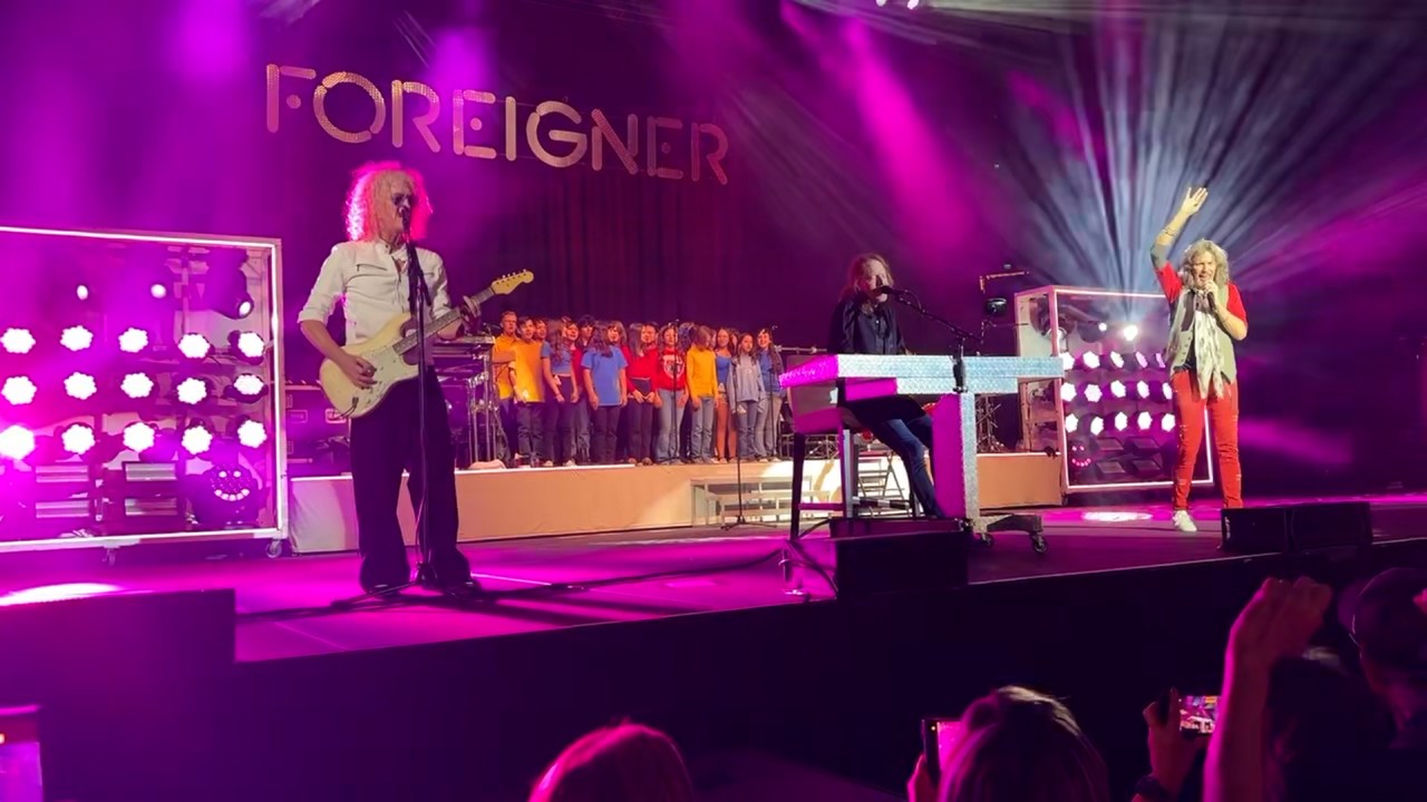 Zia Middle School Choir performs with Foreigner in Las Cruces [Video]