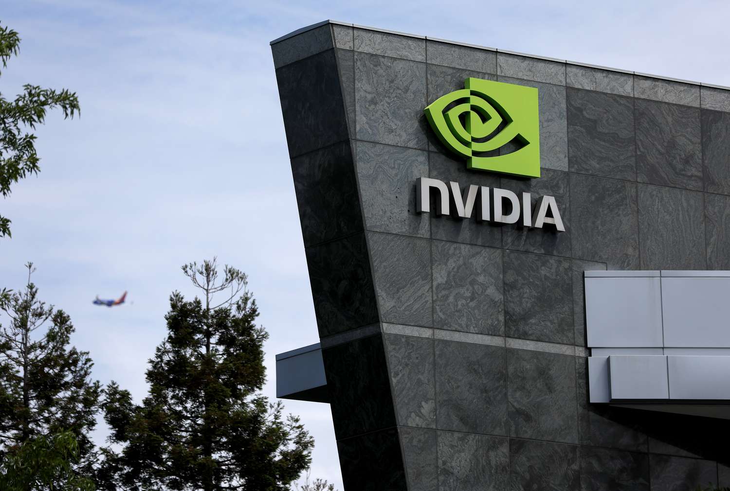 News of a Possible AI Chip Cap, ASML Sales Warning Hit Nvidia and Other Semi Stocks [Video]