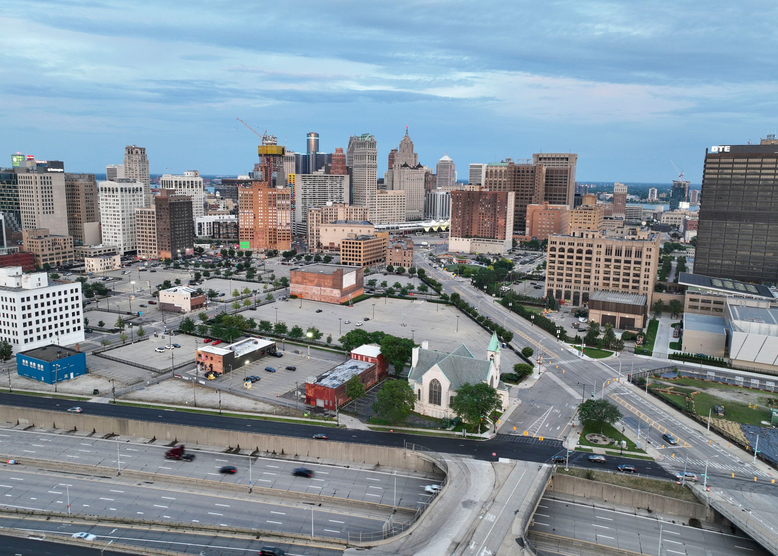 Detroit continuing discussions for ‘cap’ over I-75 downtown [Video]