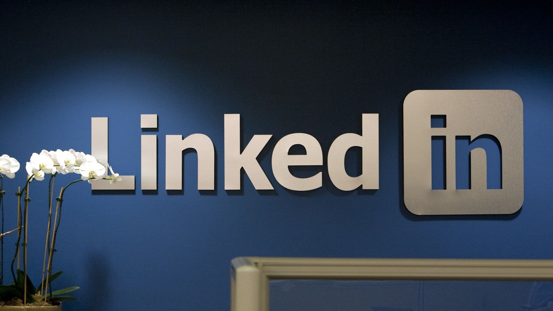 LinkedIn has verified 55 million users to combat AI misinformation [Video]