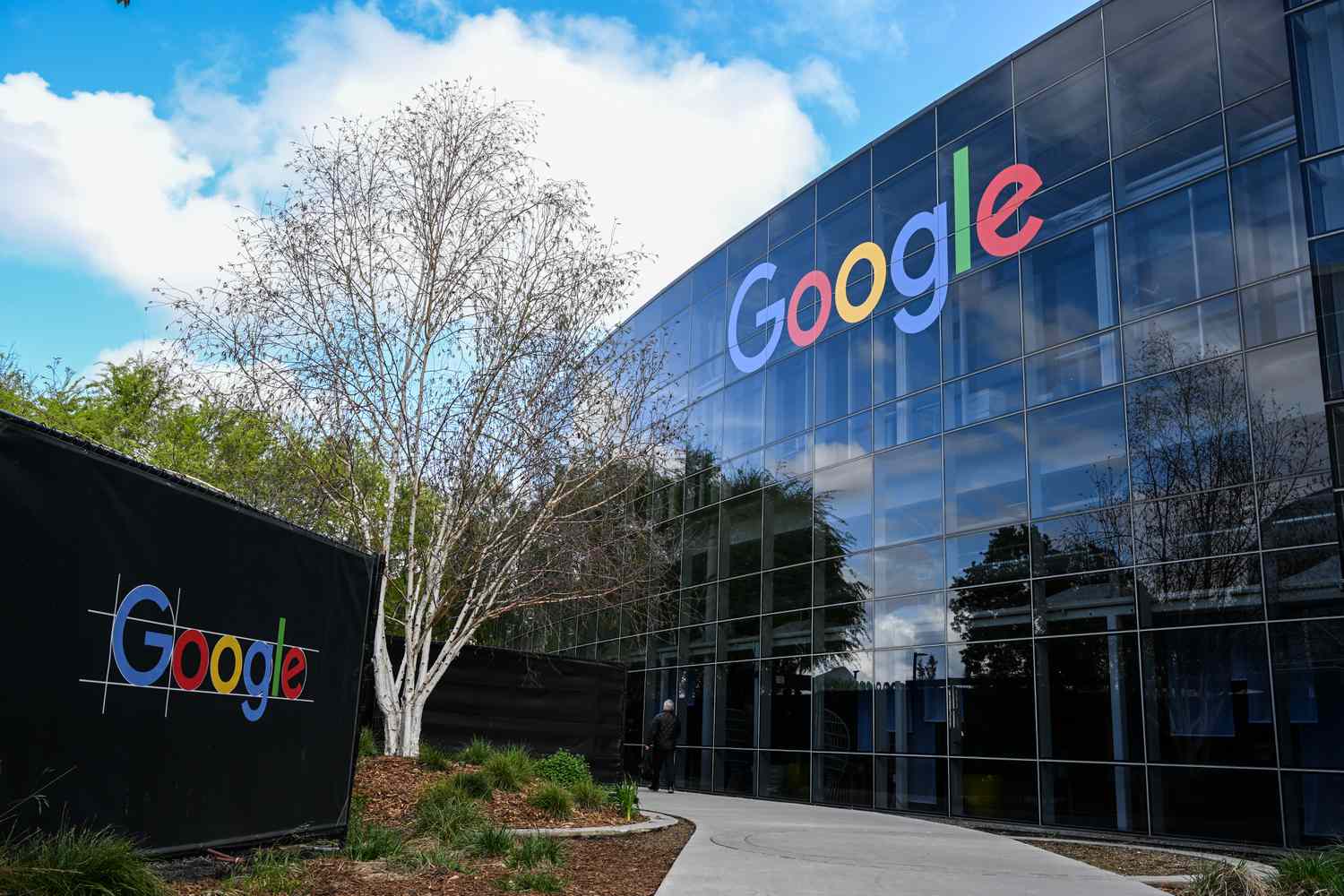 Google Parent Alphabet’s Stock Pops as Cloud Revenue Soars on AI Demand [Video]