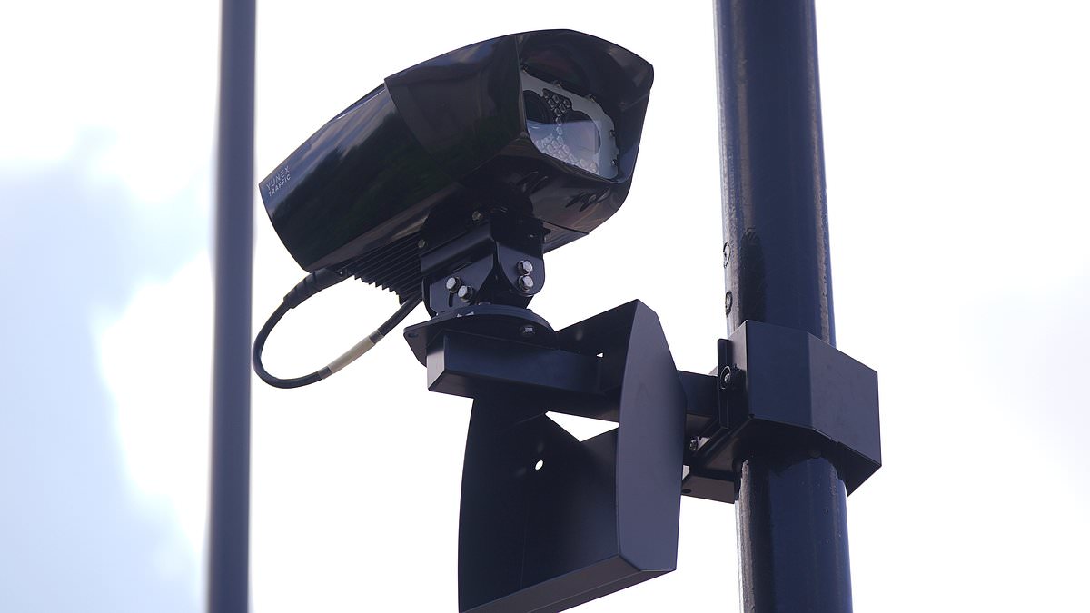 Sadiq Khan’s ULEZ cameras are watching YOU: Big Brother fears over clean-driving schemes which scan 45 cars every second [Video]