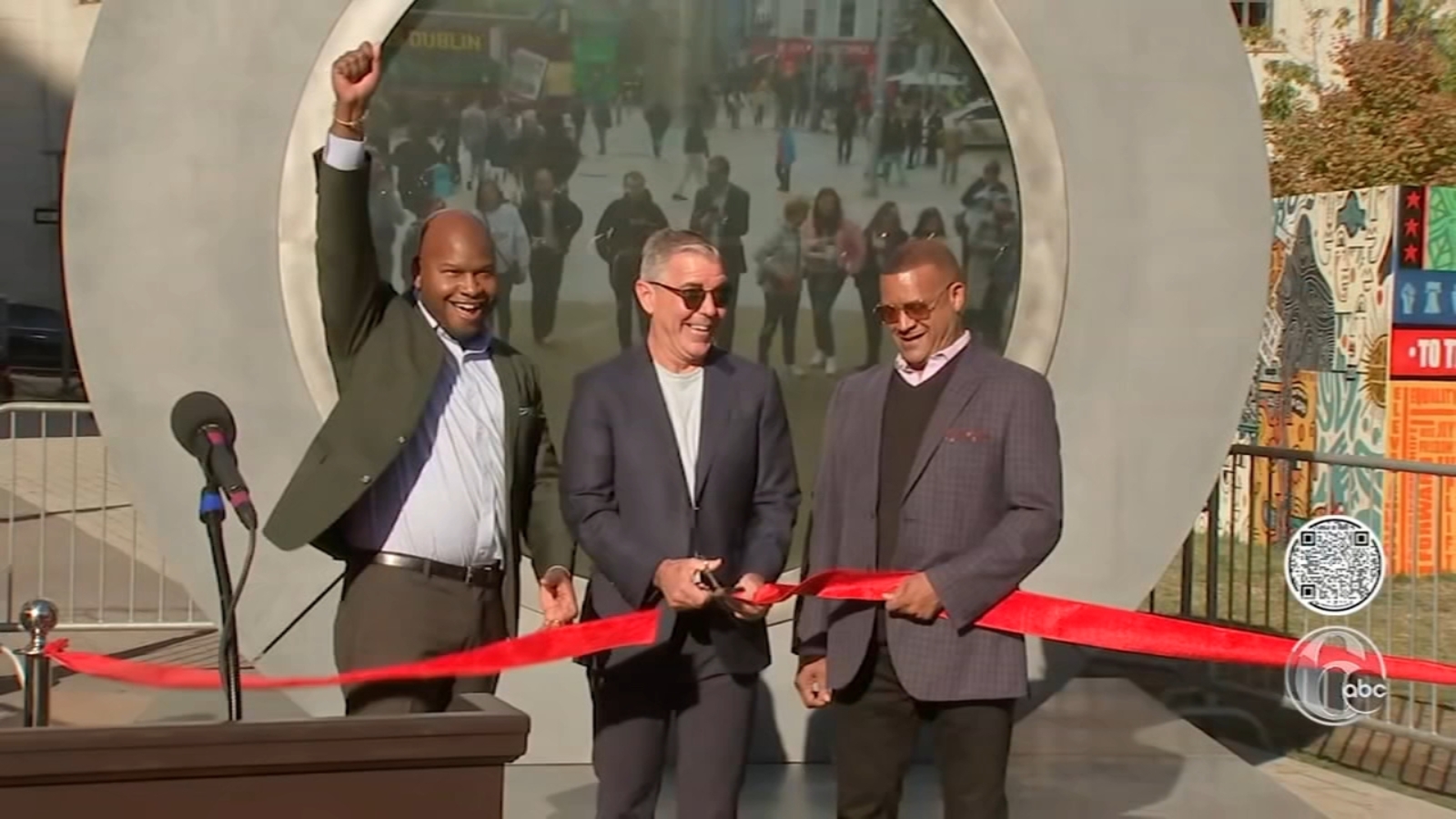 Portal opens in Philadelphia’s Love Park [Video]