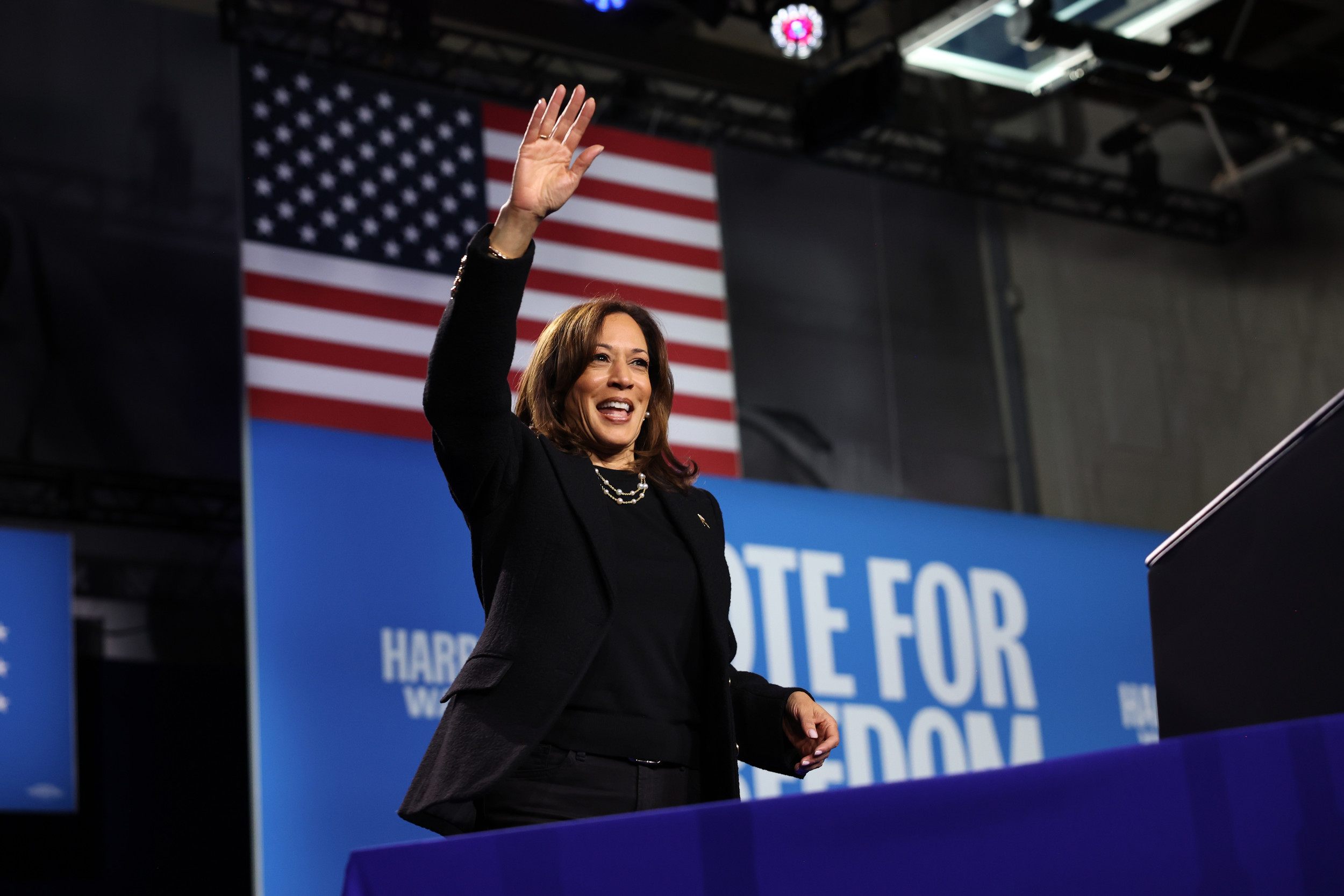 Harris Sees Swing Vote Boost Over Trump on Election Eve [Video]