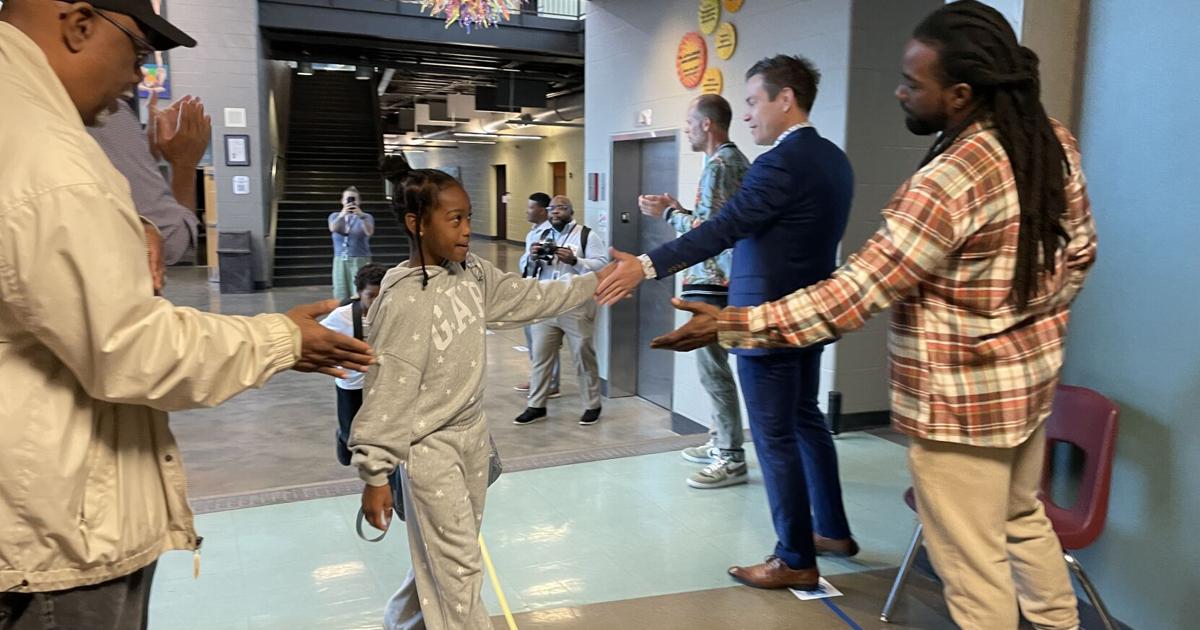 JCPS’ Flash Dads’ surprise students at Lincoln Elementary with positive energy | Education [Video]