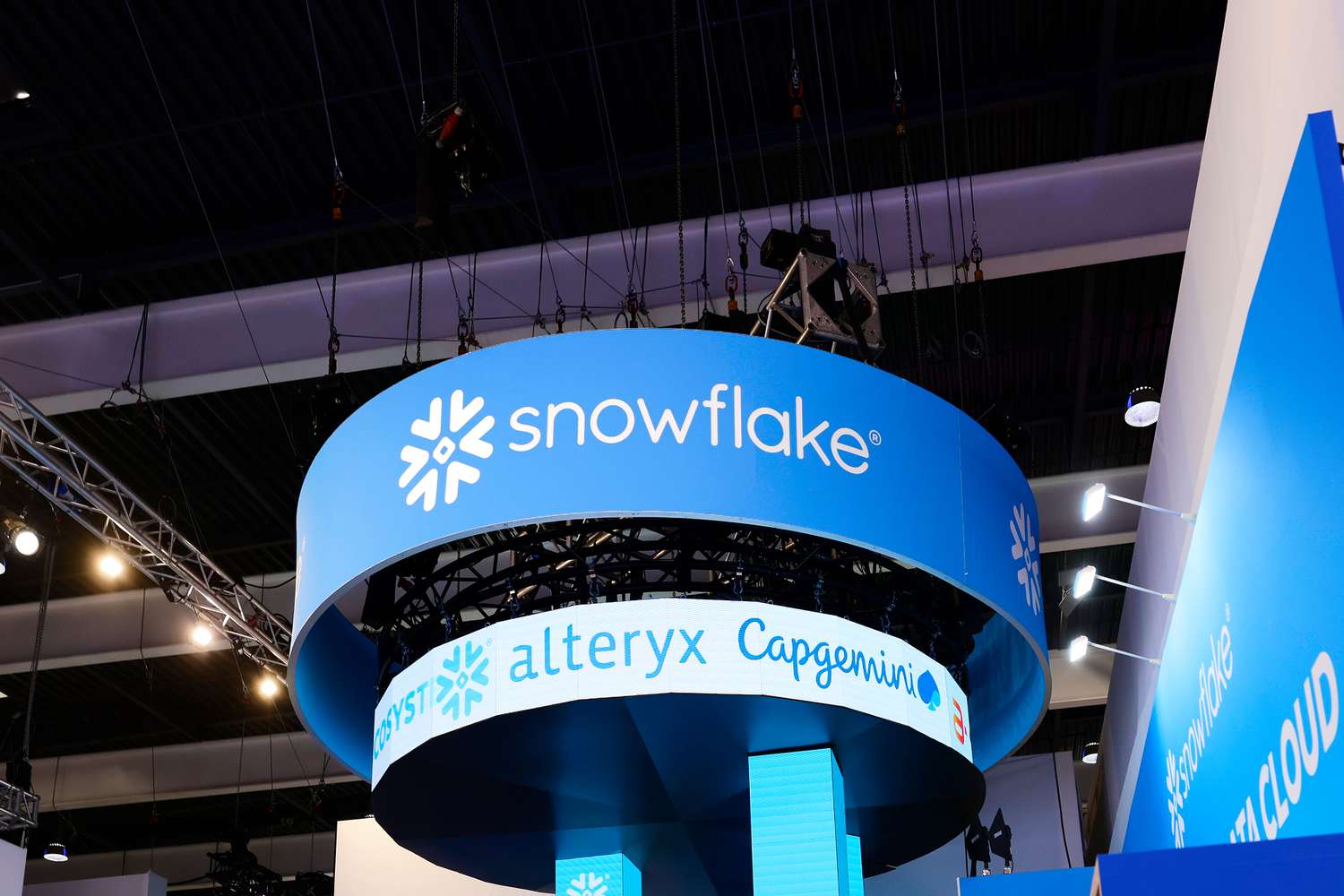 Snowflake Stock Surges as Revenue, Adjusted Profits Surpass Estimates [Video]