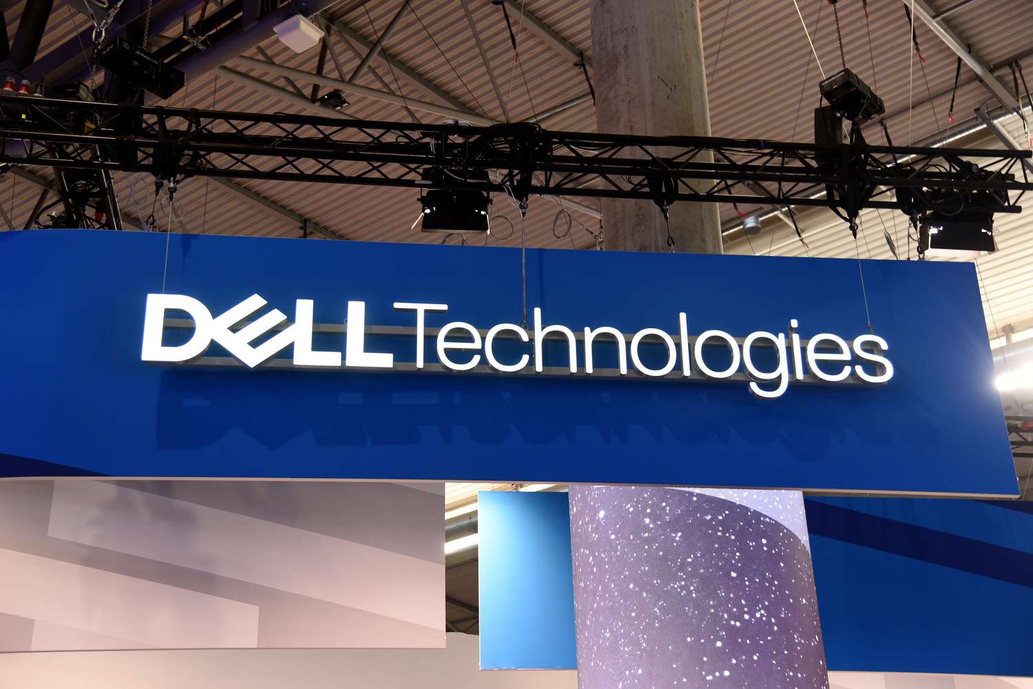 What Wall Street Analysts Think of Dell’s Stock Ahead of Earnings [Video]