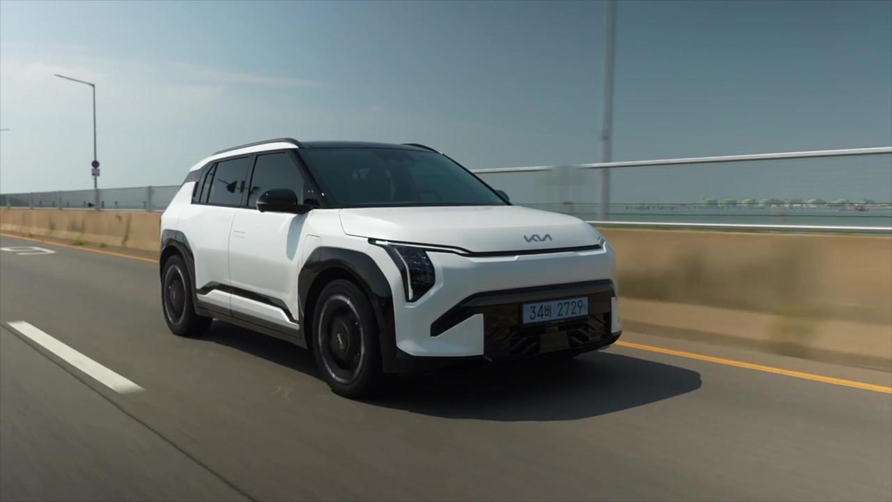 Kia EV3 ‘GT-Line’ in White Pearl Driving Video