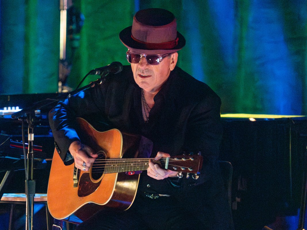 Nobody wants to be me anyway: Elvis Costello isnt concerned about AI [Video]