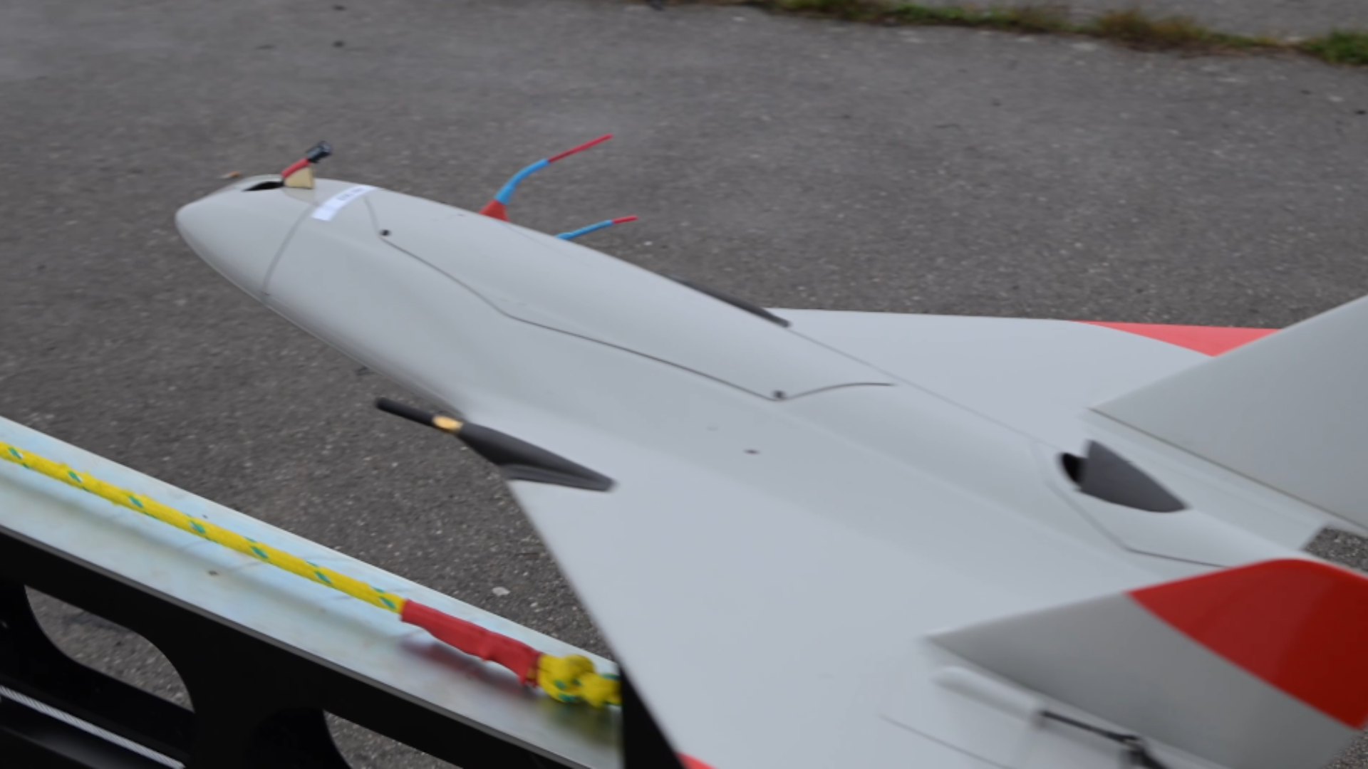 US trials 279-mph electric Hitchhiker drone to boost Ukraine defense [Video]