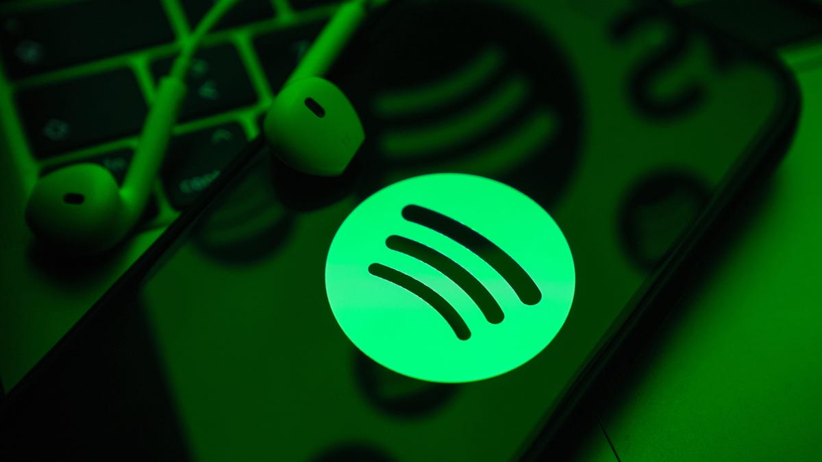 Spotify Wrapped arrives – now with an AI podcast all about your year in music [Video]