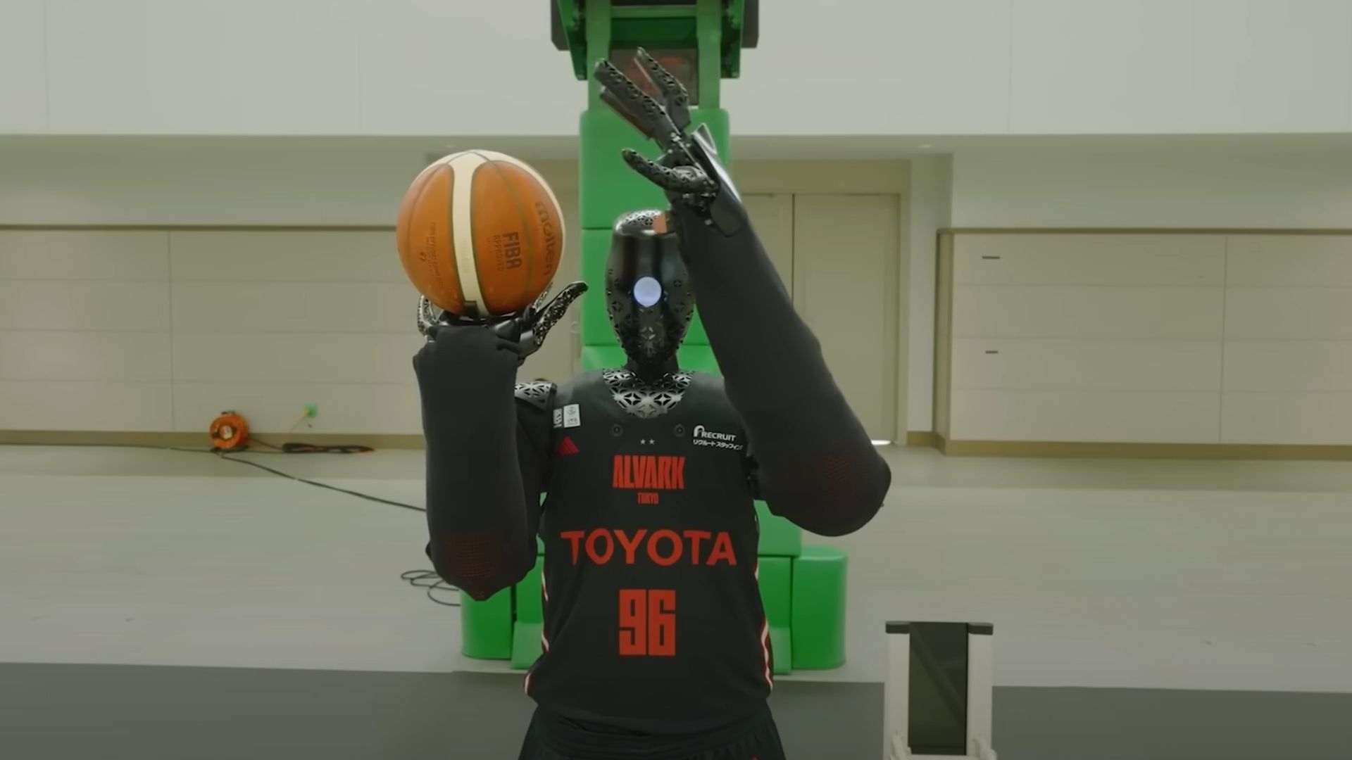 Toyotas humanoid robot hits world record 80-foot basketball shot [Video]