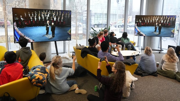 U of T community watches ‘godfather of AI’ Geoffrey Hinton receive his Nobel Prize [Video]