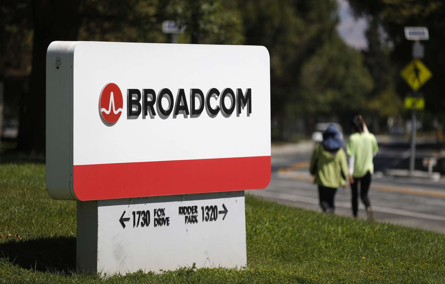 S&P 500 Gains and Losses Today: Broadcom Soars on Reports of Apple AI Chip Tie-Up [Video]