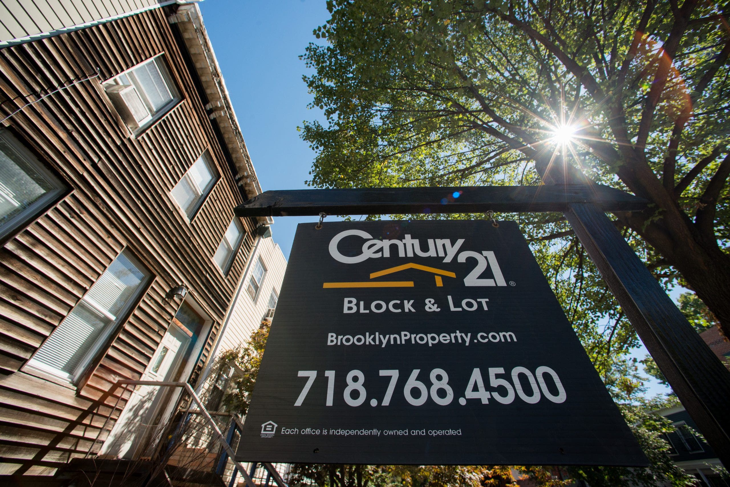 Century 21 CEO optimistic over 2025 real estate market, spotlights key datapoint that buyers ‘don’t realize’ [Video]