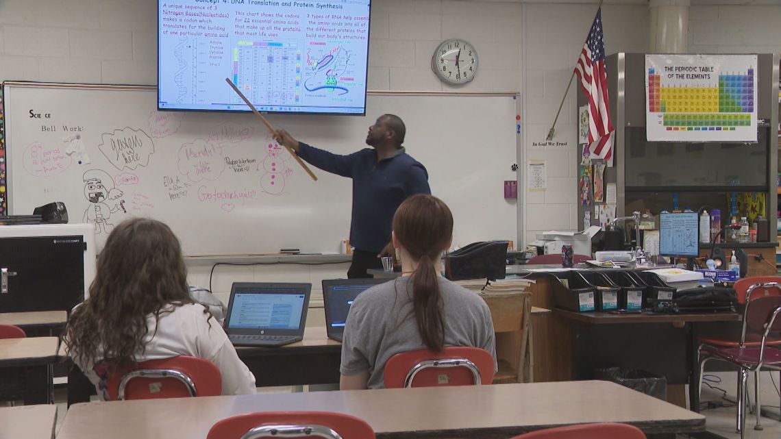 Arkansas teacher praised for his dedication [Video]