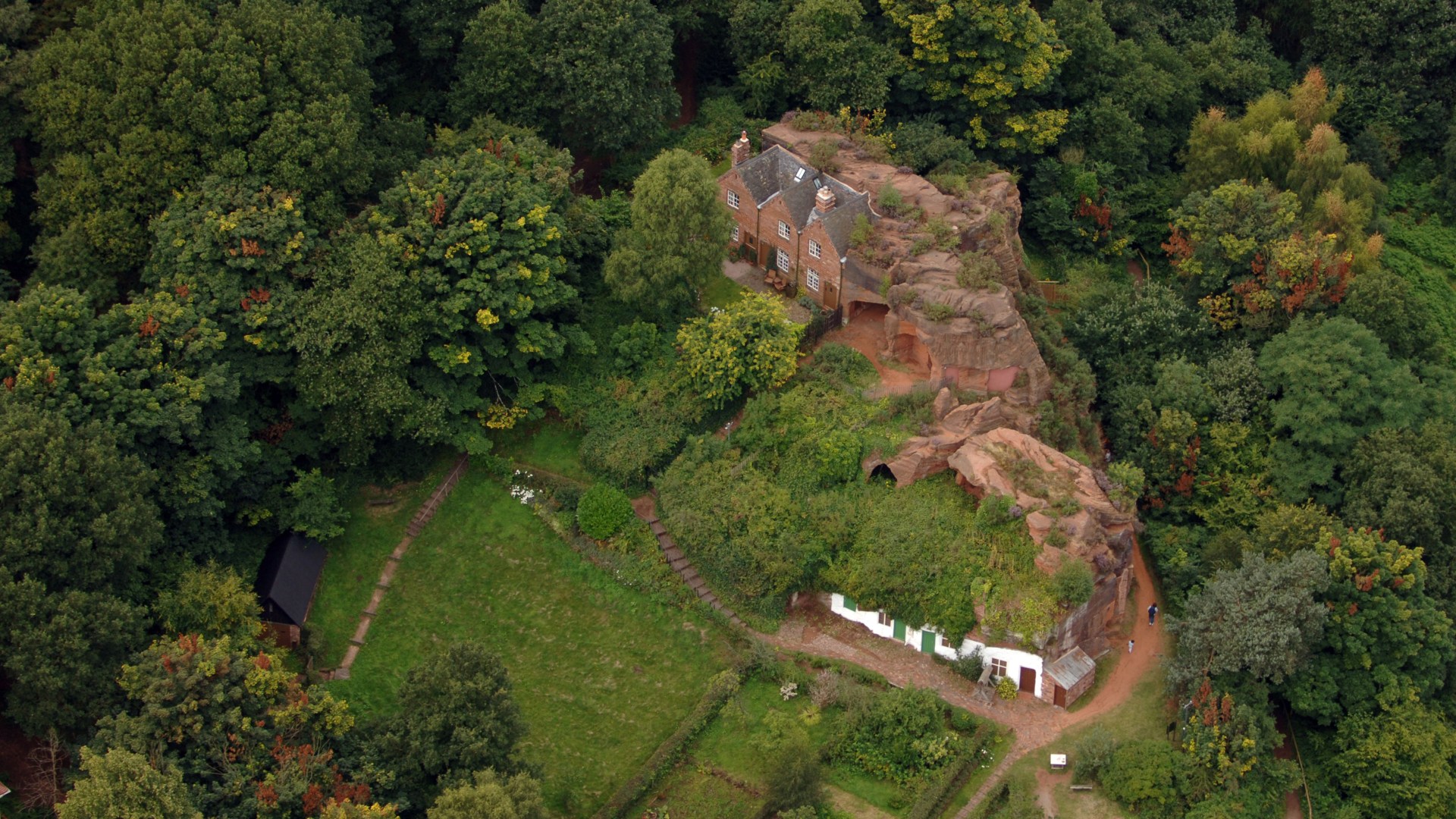 The little-known sandstone houses that show how Englands last cave dwellers used to live [Video]