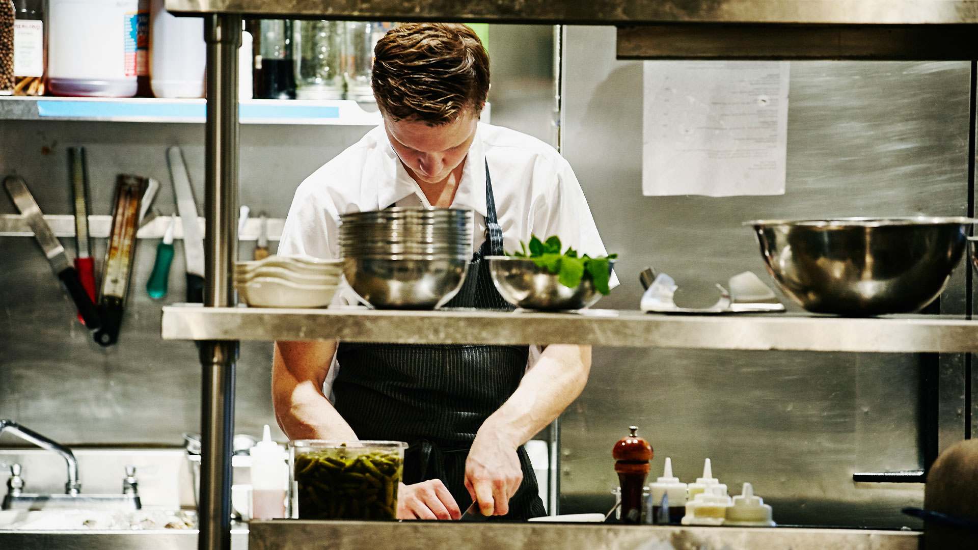 AI robot chefs taking over US jobs in restaurants and kitchens as humans are pushed out of all roles by droids [Video]