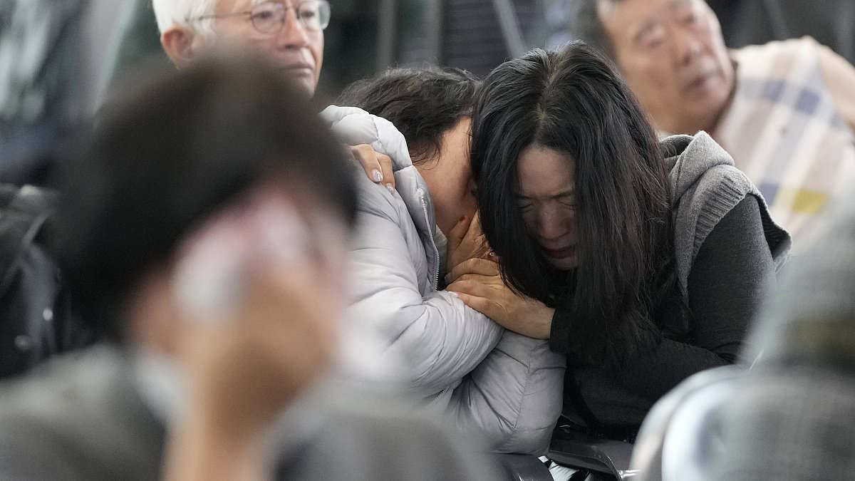 Investigators share new update into South Korea plane crash with both black boxes recovered – as bereaved relatives gather at the site [Video]