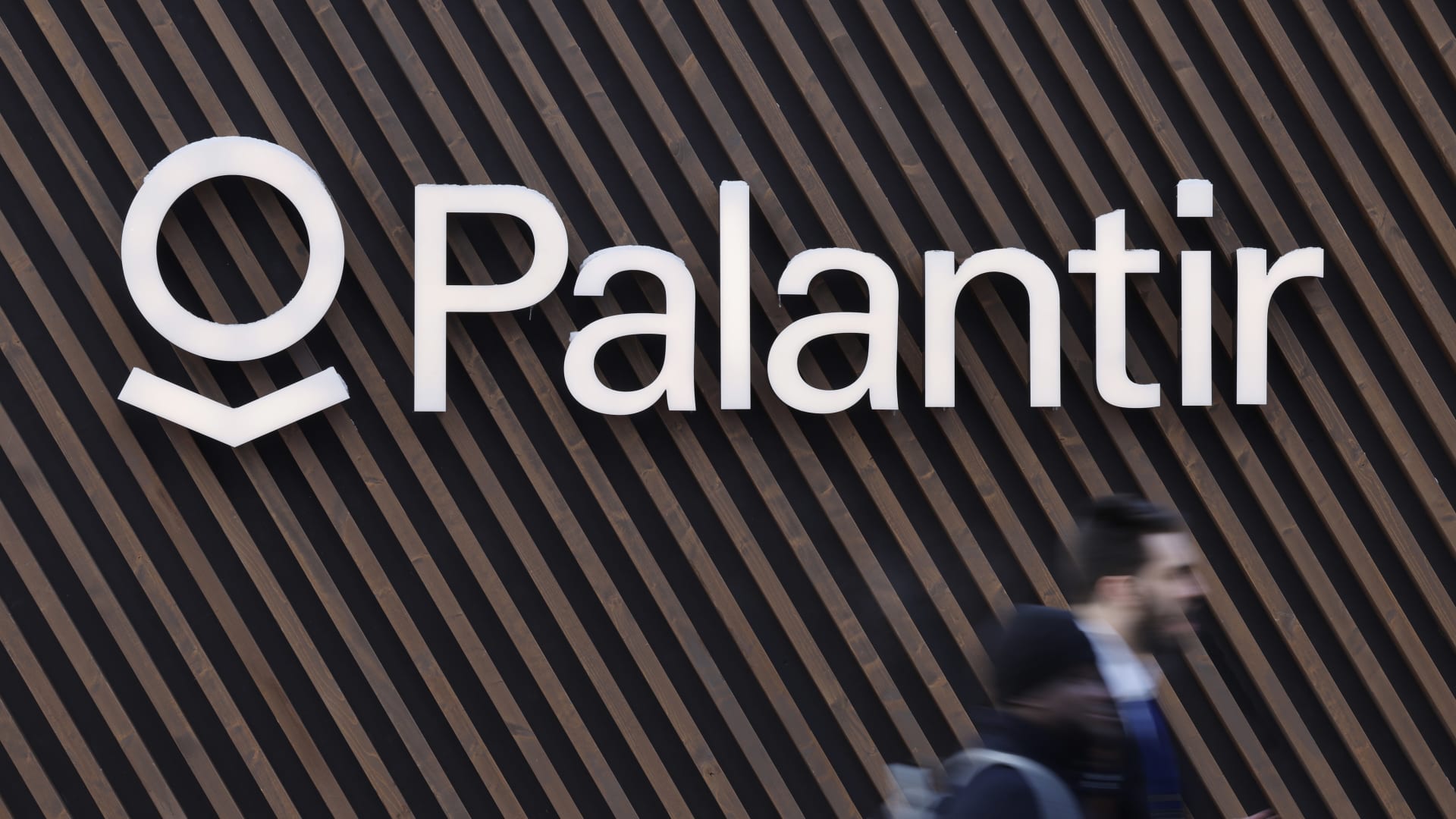 Morgan Stanley turns negative on red hot Palantir, sees 25% pullback [Video]