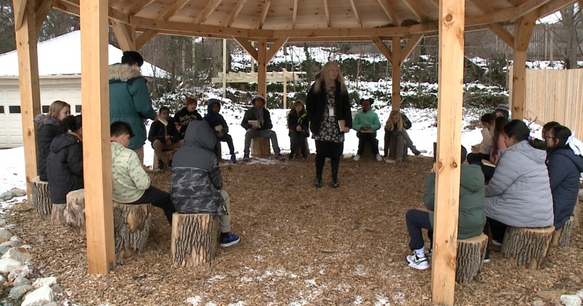 Grand Rapids school teaching outside despite cold weather [Video]