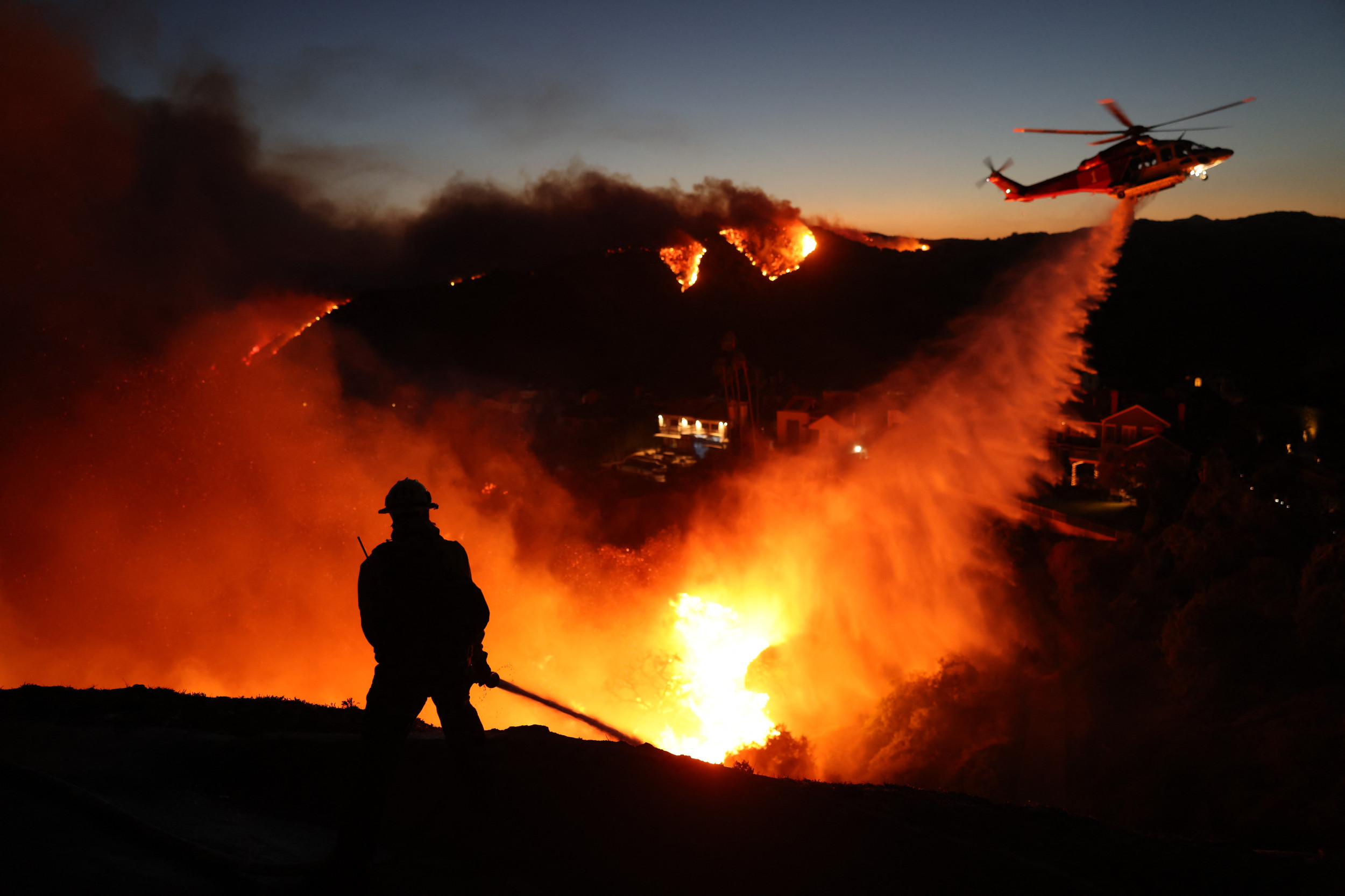 How AI Convinced World Hollywood Sign Was Burning Down in LA Fire [Video]