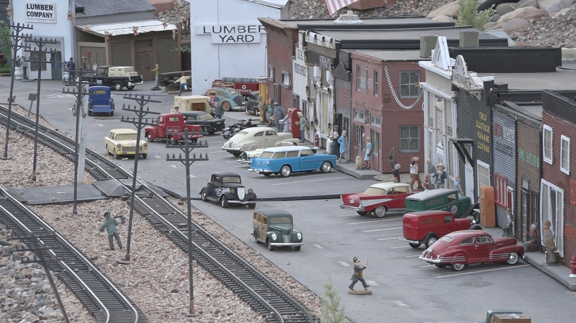 Mesa couple builds 1950s hometown in their front yard [Video]