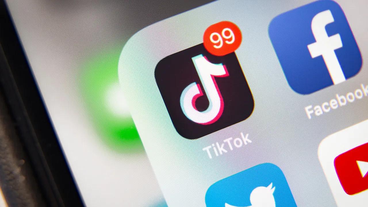 Privacy groups, experts, parents laud SCOTUS TikTok banwhile others slam decision as anti-democratic [Video]