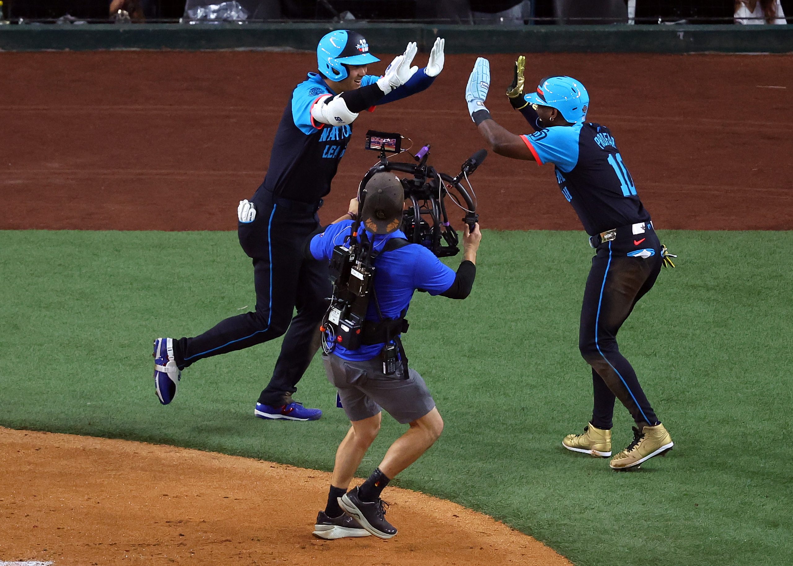 Blue Jays Targeting Two More Hitters After Signing Anthony Santander: Report [Video]