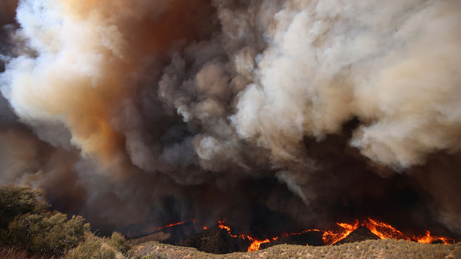 Hughes Fire: New fire erupts to over 3,400 acres in northern LA amid strong Strong Santa Ana winds in Southern California [Video]